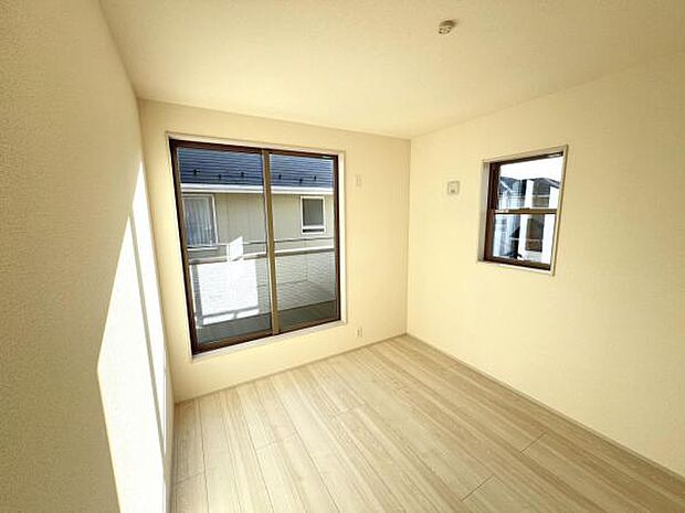 木の温もりが優しいフローリングの収納スペース付き洋室です。