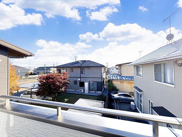 バルコニーからの眺望です。明るい陽射しを浴びながらゆったりと過ごすのも良いですね。