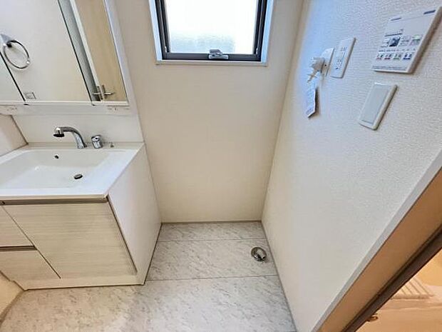 独立洗面台の横にはランドリースペースがございます。