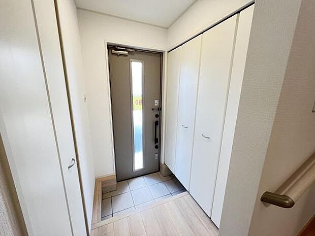 綺麗で明るい玄関でお客様をお迎えいただけます。