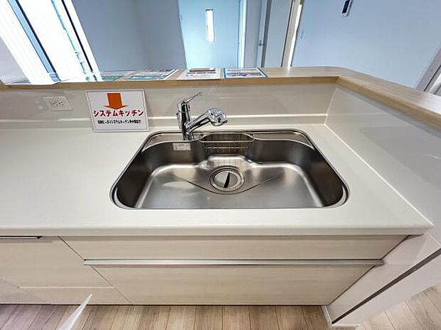 カートリッジ式の浄水器が内蔵されており、きれいなお水がご利用できます。