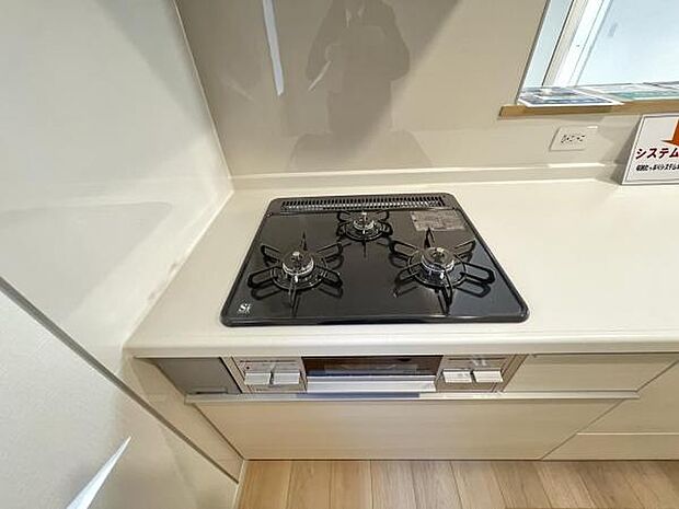 ガスコンロは火加減を直感的に調節でき、直火による本格的な調理ができます。また、停電時でも使えます。