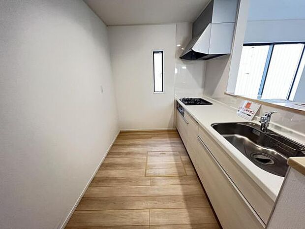 リビングが見渡せ、料理中も会話が弾む対面式キッチンです。