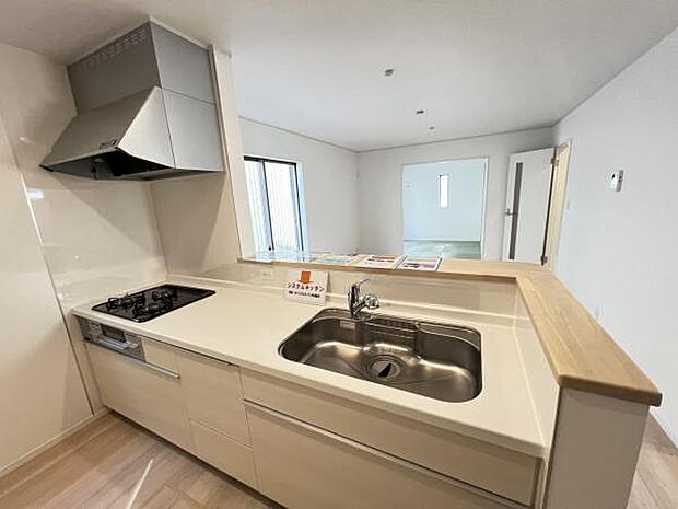 リビングが見渡せ、料理中も会話が弾む対面式キッチンです。