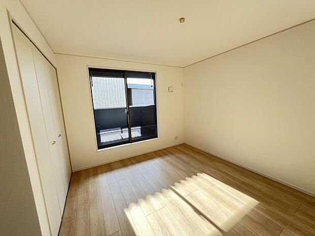 インナーバルコニーに出入りできる主寝室です。