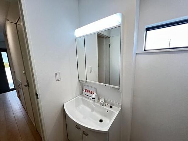 シャワー付き洗面化粧台です。手軽にシャンプーができ、お掃除もしやすいですね。