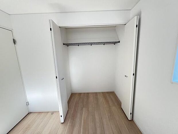 掃除機を収納するクローゼットにコンセントがあると便利です。そんなプチリフォームも承ります。