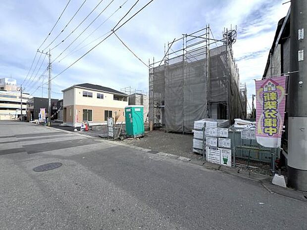 前面道路です。住宅地につき落ち着いた新生活を始められそうです。