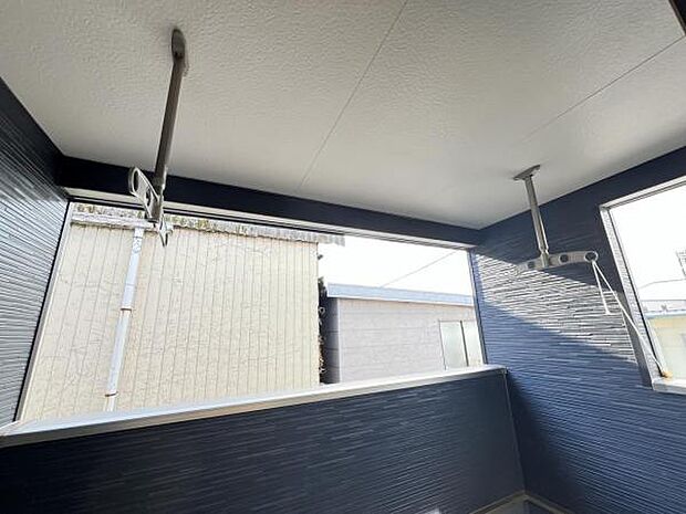 インナーバルコニーは広々として、布団やレジャーシートなど大きな物も簡単に干すことができます。