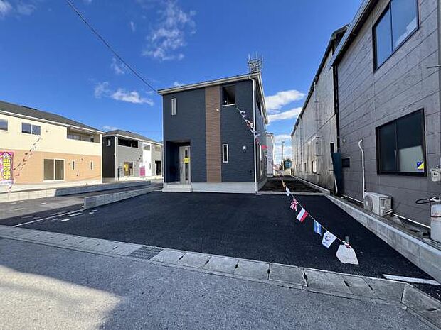 駐車場です。前面道路との高低差も少なく、スムーズに出入りできます。