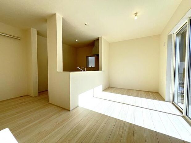 お食事中もキッチンと会話が楽しめるダイニングスペース。