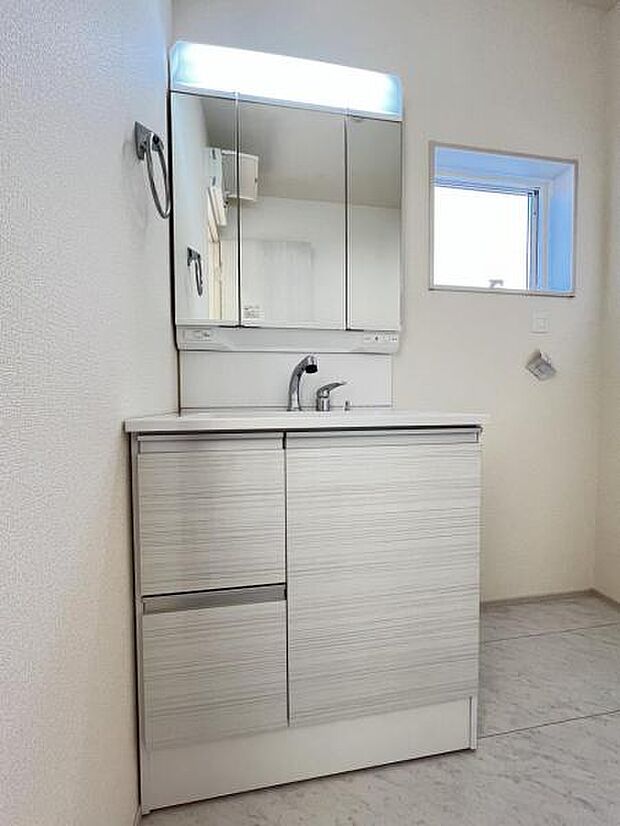 洗面化粧台です。朝の身支度から1日が始まります。