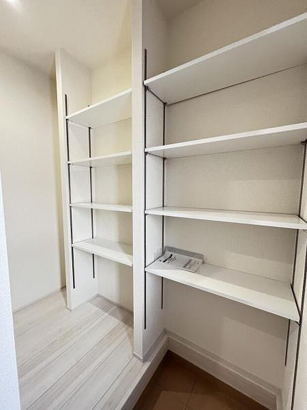 シューズクロークはご家族皆さまの靴がすっきりと片付きそうですね。