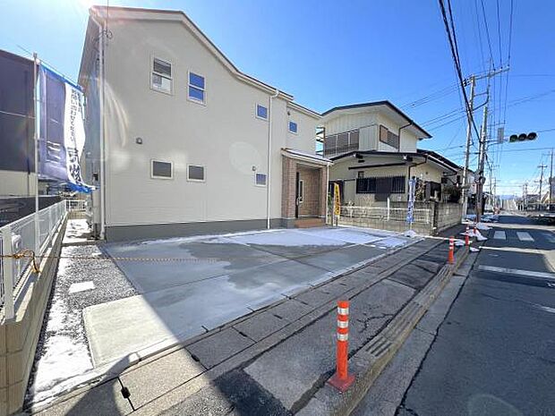 前面道路を含めた現地写真です。ぜひ周辺環境も併せてご覧ください。