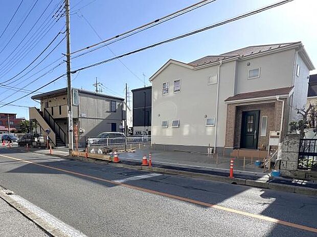 前面道路を含めた現地写真です。