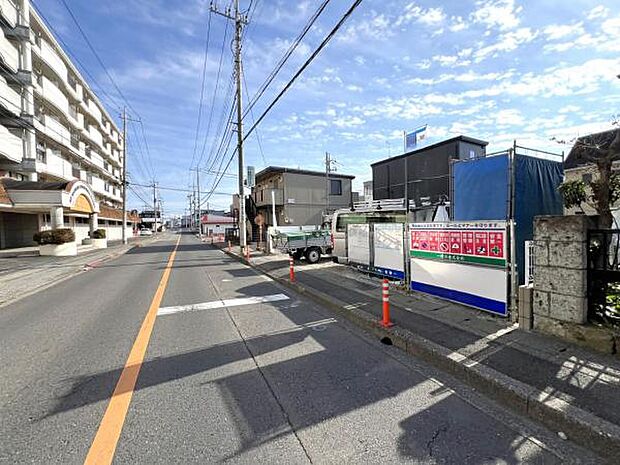 前面道路を含めた現地写真です。ぜひ周辺環境も併せてご覧ください。
