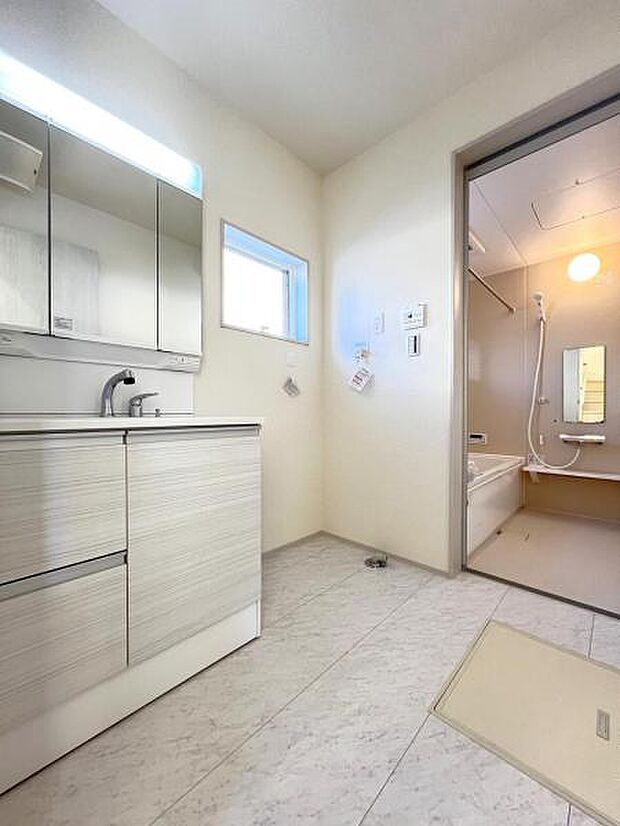 脱衣所は小さなお子様がいるご家庭にも重宝されます。