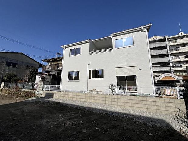 木造2階建てです。