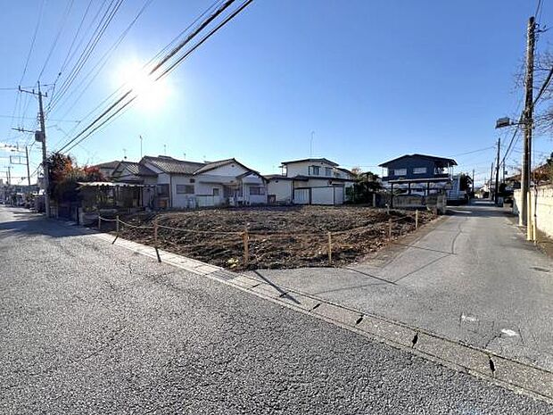 前面道路です。住宅地につき落ち着いた新生活を始められそうです。