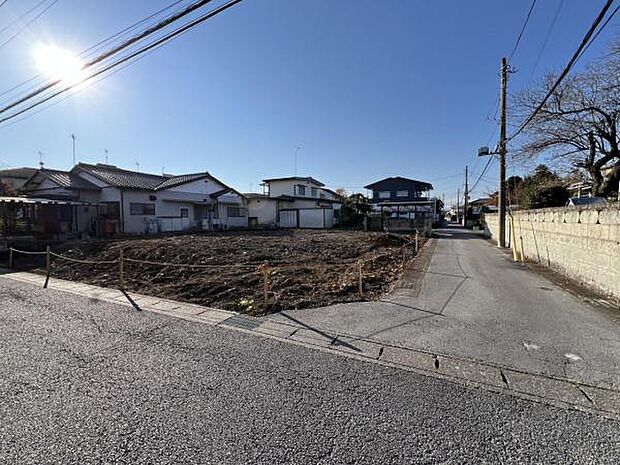 前面道路を含めた現地写真です。