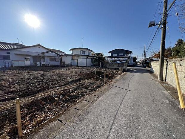前面道路です。住宅地につき落ち着いた新生活を始められそうです。