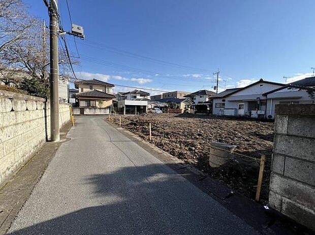 前面道路を含めた現地写真です。ぜひ周辺環境も併せてご覧ください。
