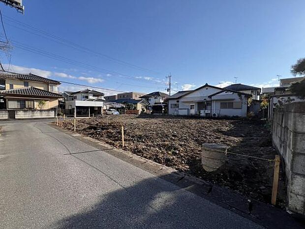 前面道路を含めた現地写真です。