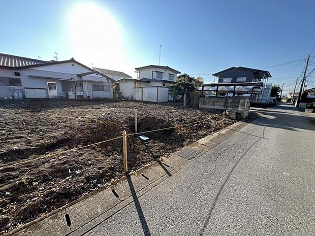 前面道路を含めた現地写真です。