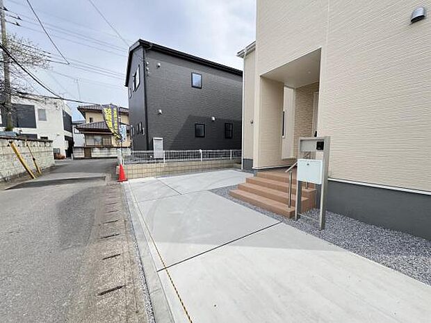駐車場ももちろん完備しておりますのでお車所有の方にも心強いです。