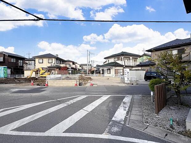 前面道路を含めた現地写真です。ぜひ周辺環境も併せてご覧ください。