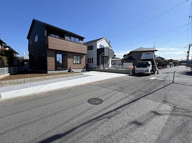 前面道路を含めた現地写真です。ぜひ周辺環境も併せてご覧ください。