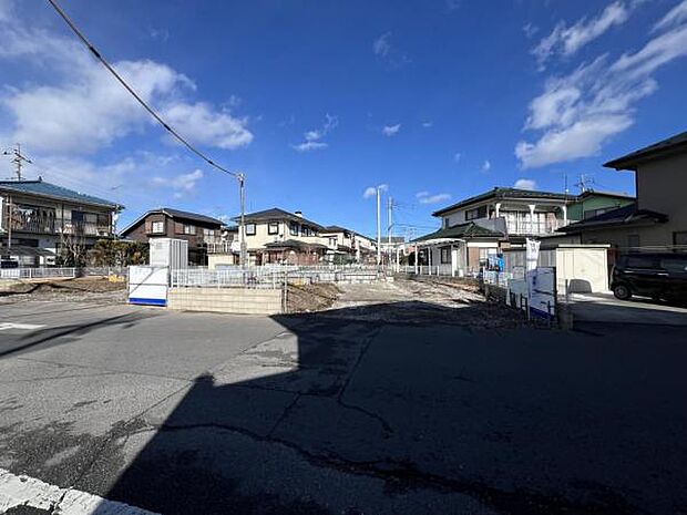 前面道路を含めた現地写真です。