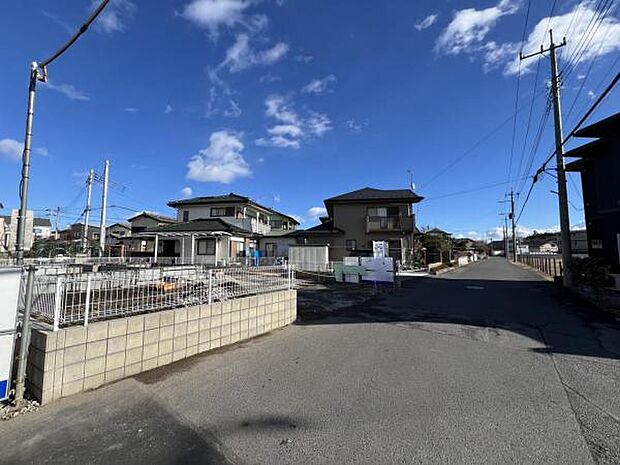 前面道路を含めた現地写真です。