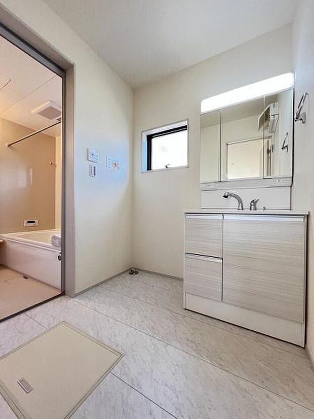 脱衣所は小さなお子様がいるご家庭にも重宝されます。