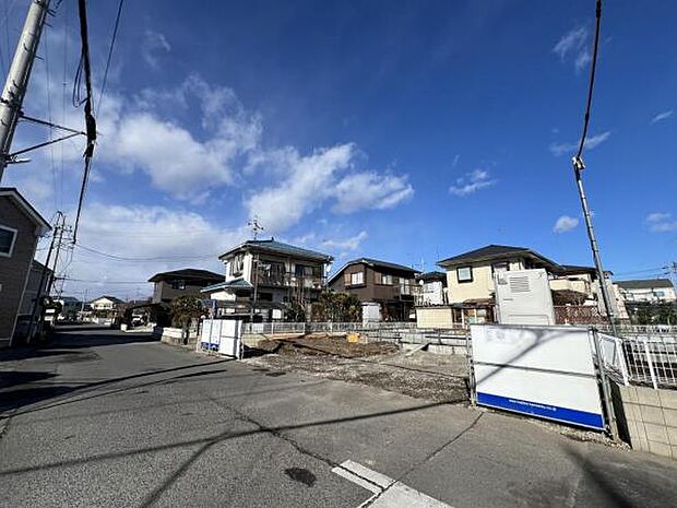 前面道路を含めた現地写真です。