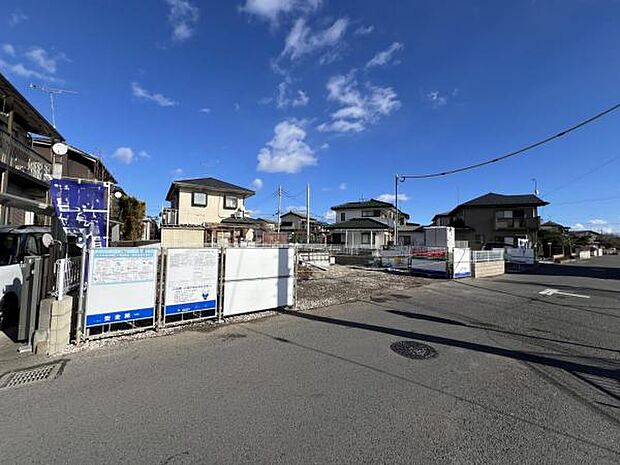 前面道路を含めた現地写真です。