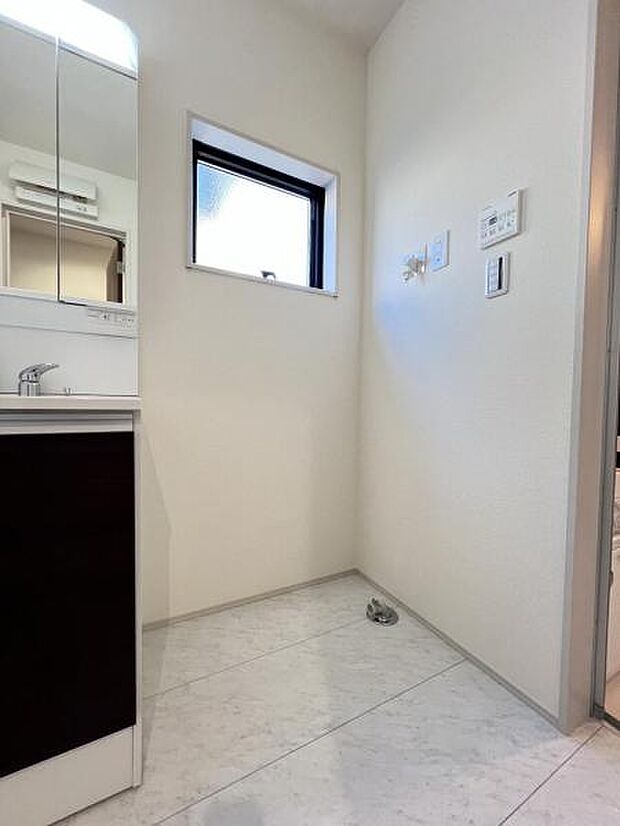 独立洗面台の横にはランドリースペースがございます。