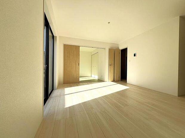 家族とゆったり時間を過ごせるリビングダイニング。