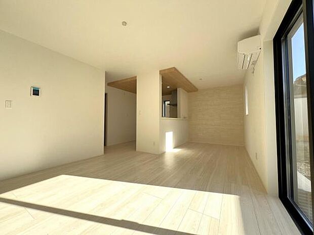 明るい日差しが入る風通しの良いリビングです。