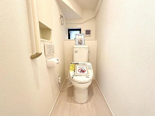 シャワー洗浄機能付のトイレは、清潔感が印象的な空間ですね。