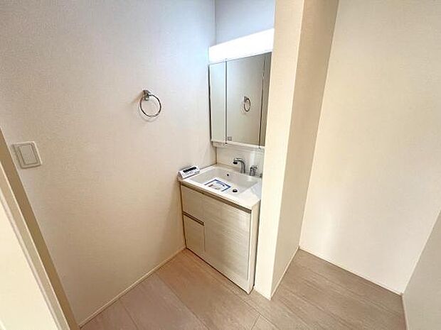 シャワー付き洗面化粧台です。手軽にシャンプーができ、お掃除もしやすいですね。