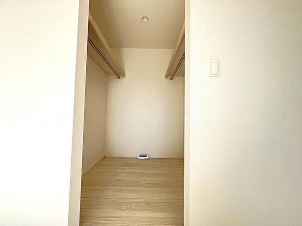 ウォークインクローゼットがあり収納スペースも豊富。季節物もスッキリ片付きそうです。