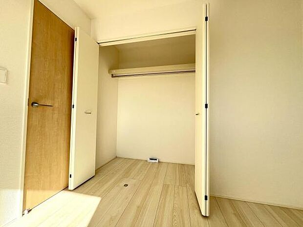 いつでもお部屋をスッキリお使い頂ける収納スペースを設置。