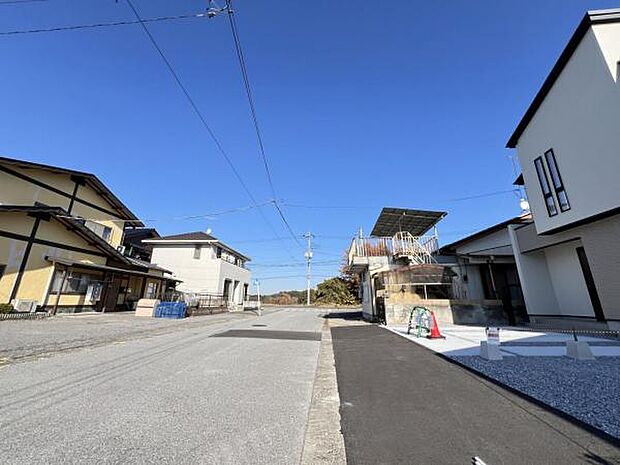 前面道路を含めた現地写真です。ぜひ周辺環境も併せてご覧ください。