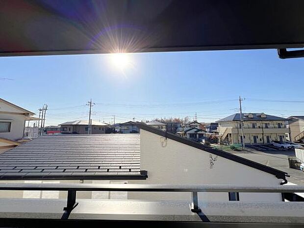 バルコニーからの眺望です。明るい陽射しを浴びながらゆったりと過ごすのも良いですね。