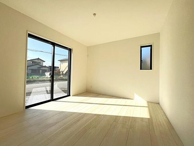 明るい広々とした主寝室でご家族ゆっくりお休みになれますね。