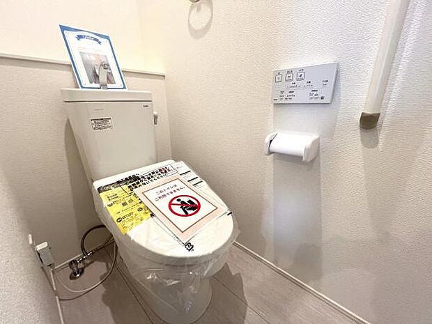 シャワー洗浄機能付のトイレは、清潔感が印象的な空間ですね。