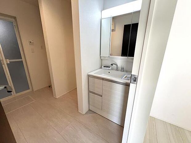 シャワー付き洗面化粧台です。手軽にシャンプーができ、お掃除もしやすいですね。