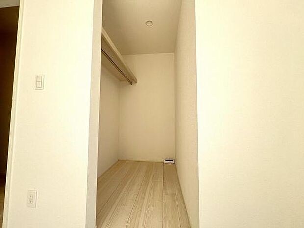 ウォークインクローゼットがあり収納スペースも豊富。季節物もスッキリ片付きそうです。