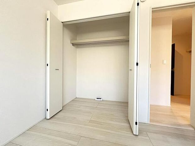 いつでもお部屋をスッキリお使い頂ける収納スペースを設置。